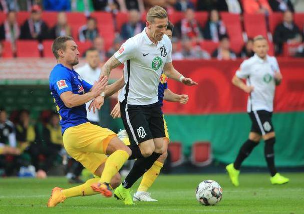 奥格斯堡客场失利，教练对球员表现不满